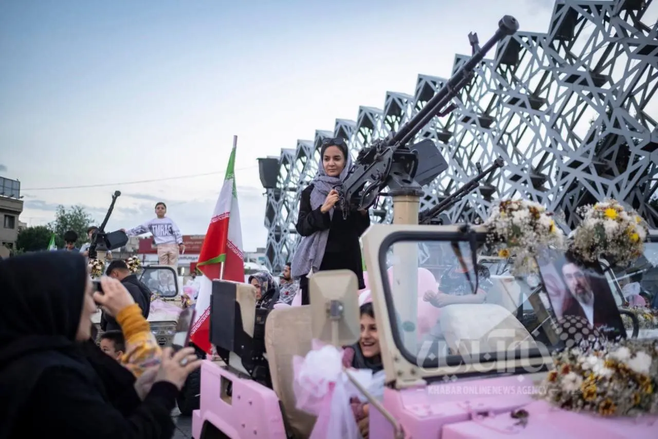 عکس توجه‌برانگیز گاردین از یک زن ایرانی پشت تیربار
