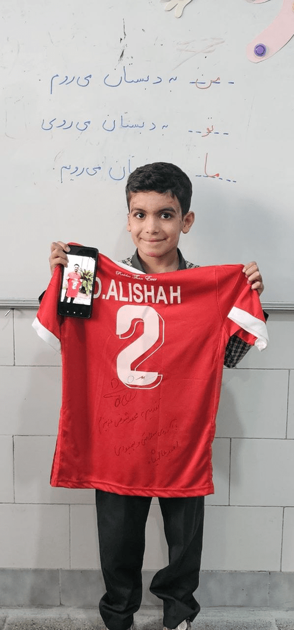 هدیه کاپیتان پرسپولیس به دانش‌آموز مینابی رسید