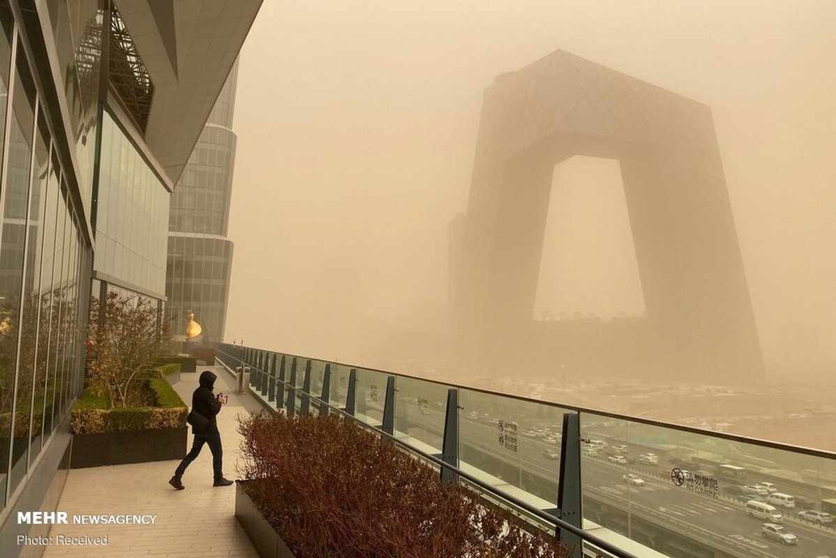 طوفان شن و گرد و غبار در آسمان پکن