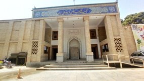 به نظر می رسد که متولیان برخی اماکن عمومی مانند موزه هنرهای تزئینی معاصر در اصفهان خانه بدون انجام خانه تکانی به استقبال نوروز رفته اند.