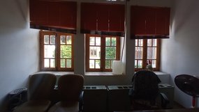 به نظر می رسد که متولیان برخی اماکن عمومی مانند موزه هنرهای تزئینی معاصر در اصفهان خانه بدون انجام خانه تکانی به استقبال نوروز رفته اند.