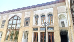 به نظر می رسد که متولیان برخی اماکن عمومی مانند موزه هنرهای تزئینی معاصر در اصفهان خانه بدون انجام خانه تکانی به استقبال نوروز رفته اند.