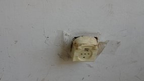 به نظر می رسد که متولیان برخی اماکن عمومی مانند موزه هنرهای تزئینی معاصر در اصفهان خانه بدون انجام خانه تکانی به استقبال نوروز رفته اند.