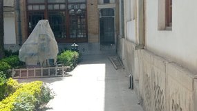 به نظر می رسد که متولیان برخی اماکن عمومی مانند موزه هنرهای تزئینی معاصر در اصفهان خانه بدون انجام خانه تکانی به استقبال نوروز رفته اند.