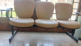 به نظر می رسد که متولیان برخی اماکن عمومی مانند موزه هنرهای تزئینی معاصر در اصفهان خانه بدون انجام خانه تکانی به استقبال نوروز رفته اند.