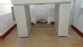 به نظر می رسد که متولیان برخی اماکن عمومی مانند موزه هنرهای تزئینی معاصر در اصفهان خانه بدون انجام خانه تکانی به استقبال نوروز رفته اند.