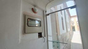 به نظر می رسد که متولیان برخی اماکن عمومی مانند موزه هنرهای تزئینی معاصر در اصفهان خانه بدون انجام خانه تکانی به استقبال نوروز رفته اند.