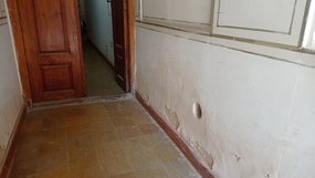 به نظر می رسد که متولیان برخی اماکن عمومی مانند موزه هنرهای تزئینی معاصر در اصفهان خانه بدون انجام خانه تکانی به استقبال نوروز رفته اند.