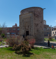 اواخر اسفند ۱۳۹۹ وضعیت شهر ارومیه نارنجی گزارش شده بود که این عامل باعث ممنوعیت سفر به این شهر در دوران سفر های نوروزی سال ۱۴۰۰ شد اما با این حال روند رو به رشد مبتلایان به کووید ۱۹ در این شهر موجب شده تا این شهر در هفته دوم فروردین در لیست شهر های قرمز کرونایی قرار بگیرد.