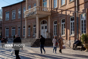 اواخر اسفند ۱۳۹۹ وضعیت شهر ارومیه نارنجی گزارش شده بود که این عامل باعث ممنوعیت سفر به این شهر در دوران سفر های نوروزی سال ۱۴۰۰ شد اما با این حال روند رو به رشد مبتلایان به کووید ۱۹ در این شهر موجب شده تا این شهر در هفته دوم فروردین در لیست شهر های قرمز کرونایی قرار بگیرد.