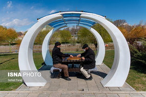 اواخر اسفند ۱۳۹۹ وضعیت شهر ارومیه نارنجی گزارش شده بود که این عامل باعث ممنوعیت سفر به این شهر در دوران سفر های نوروزی سال ۱۴۰۰ شد اما با این حال روند رو به رشد مبتلایان به کووید ۱۹ در این شهر موجب شده تا این شهر در هفته دوم فروردین در لیست شهر های قرمز کرونایی قرار بگیرد.