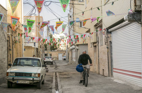 مردم تبریز در آستانه استقبال از جشن بزرگ نیمه شعبان با آذین بندی و چراغانی و نصب پرچم‌های امام زمان (عج) در قالب پویش مهدوی در محلات شهر تبریز به پیشواز این روز بزرگ رفتند.