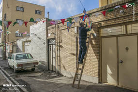 مردم تبریز در آستانه استقبال از جشن بزرگ نیمه شعبان با آذین بندی و چراغانی و نصب پرچم‌های امام زمان (عج) در قالب پویش مهدوی در محلات شهر تبریز به پیشواز این روز بزرگ رفتند.