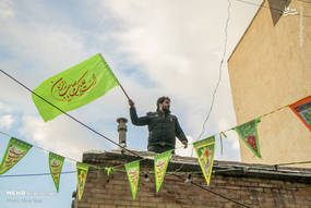 مردم تبریز در آستانه استقبال از جشن بزرگ نیمه شعبان با آذین بندی و چراغانی و نصب پرچم‌های امام زمان (عج) در قالب پویش مهدوی در محلات شهر تبریز به پیشواز این روز بزرگ رفتند.