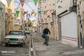 مردم تبریز در آستانه استقبال از جشن بزرگ نیمه شعبان با آذین بندی و چراغانی و نصب پرچم‌های امام زمان (عج) در قالب پویش مهدوی در محلات شهر تبریز به پیشواز این روز بزرگ رفتند.