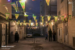 مردم تبریز در آستانه استقبال از جشن بزرگ نیمه شعبان با آذین بندی و چراغانی و نصب پرچم‌های امام زمان (عج) در قالب پویش مهدوی در محلات شهر تبریز به پیشواز این روز بزرگ رفتند.