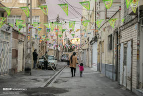 مردم تبریز در آستانه استقبال از جشن بزرگ نیمه شعبان با آذین بندی و چراغانی و نصب پرچم‌های امام زمان (عج) در قالب پویش مهدوی در محلات شهر تبریز به پیشواز این روز بزرگ رفتند.