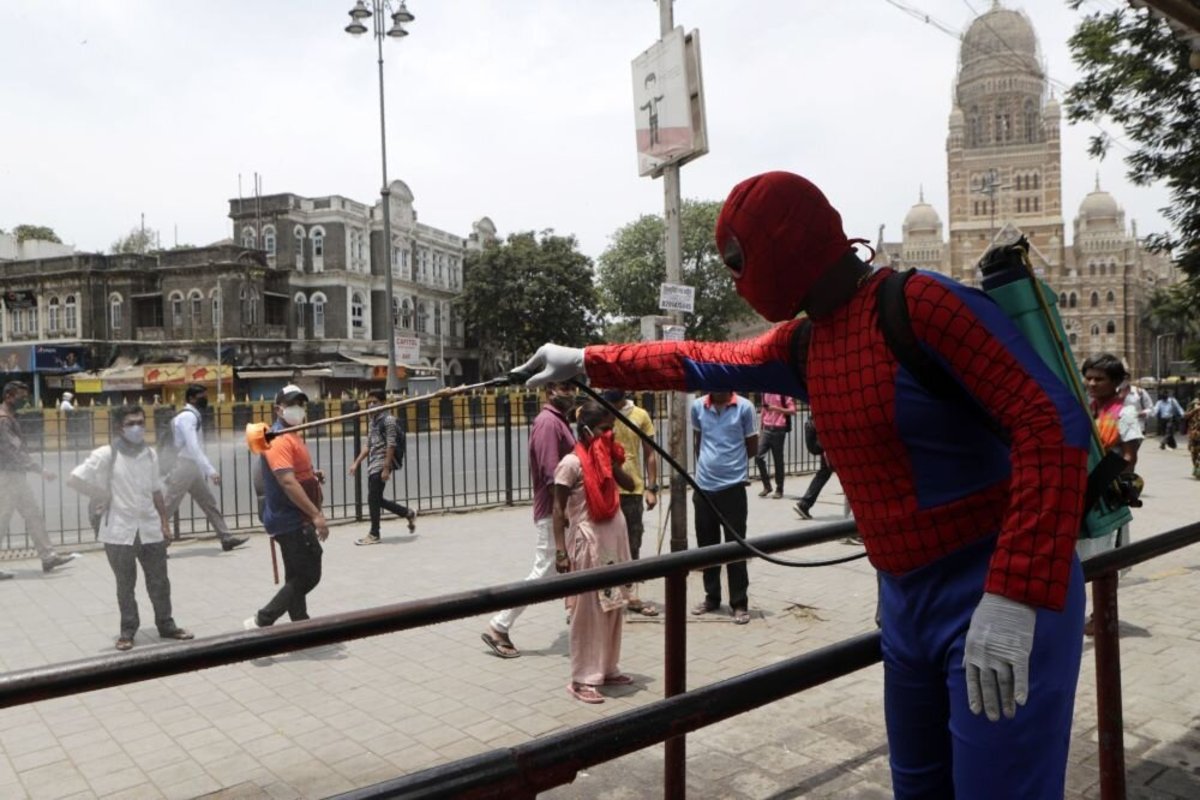 مبارزه مرد عنکبوتی با ویروس کرونا در هند