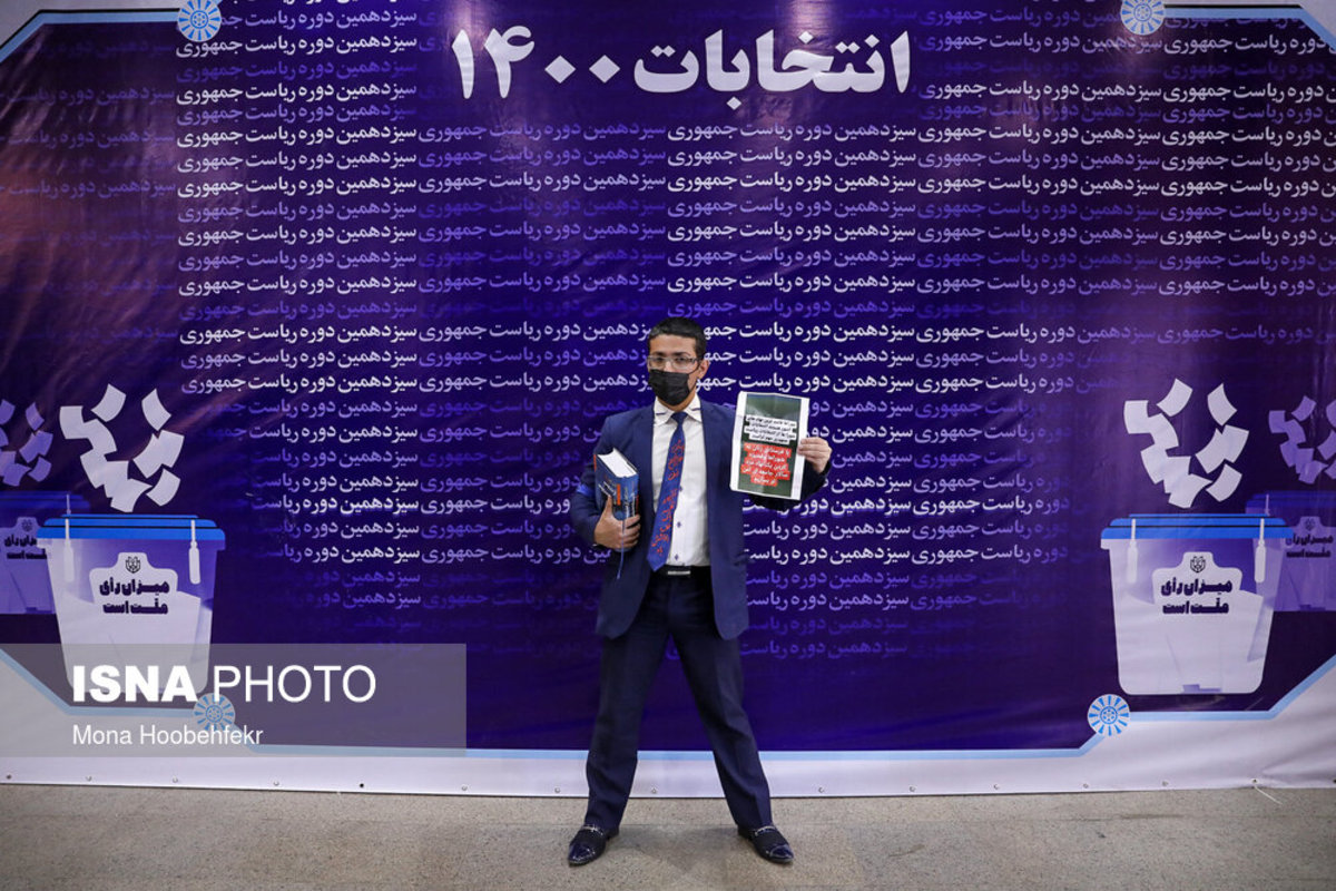 حضور حسین دهقان در نخستین روز ثبت نام داوطلبان ریاست جمهوری ۱۴۰۰