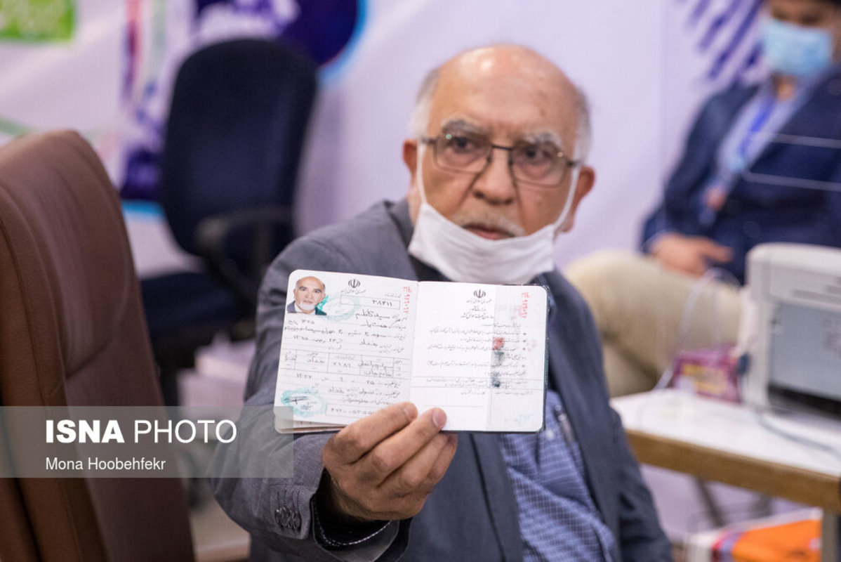 حضور حسین دهقان در نخستین روز ثبت نام داوطلبان ریاست جمهوری ۱۴۰۰
