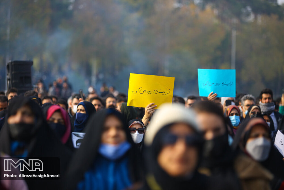اعتراض مردم اصفهان به وضعیت خشکی زاینده‌رود