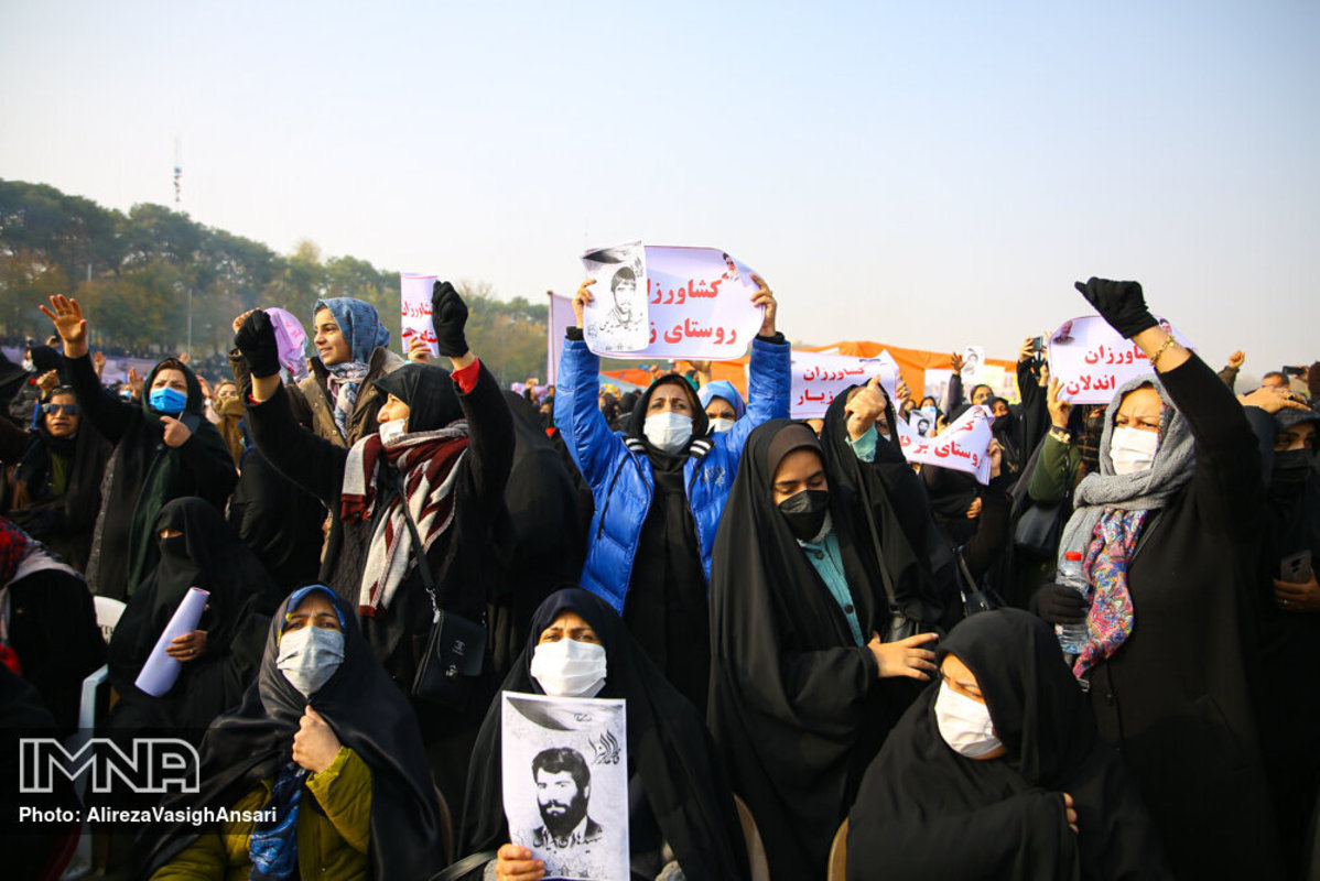 اعتراض مردم اصفهان به وضعیت خشکی زاینده‌رود