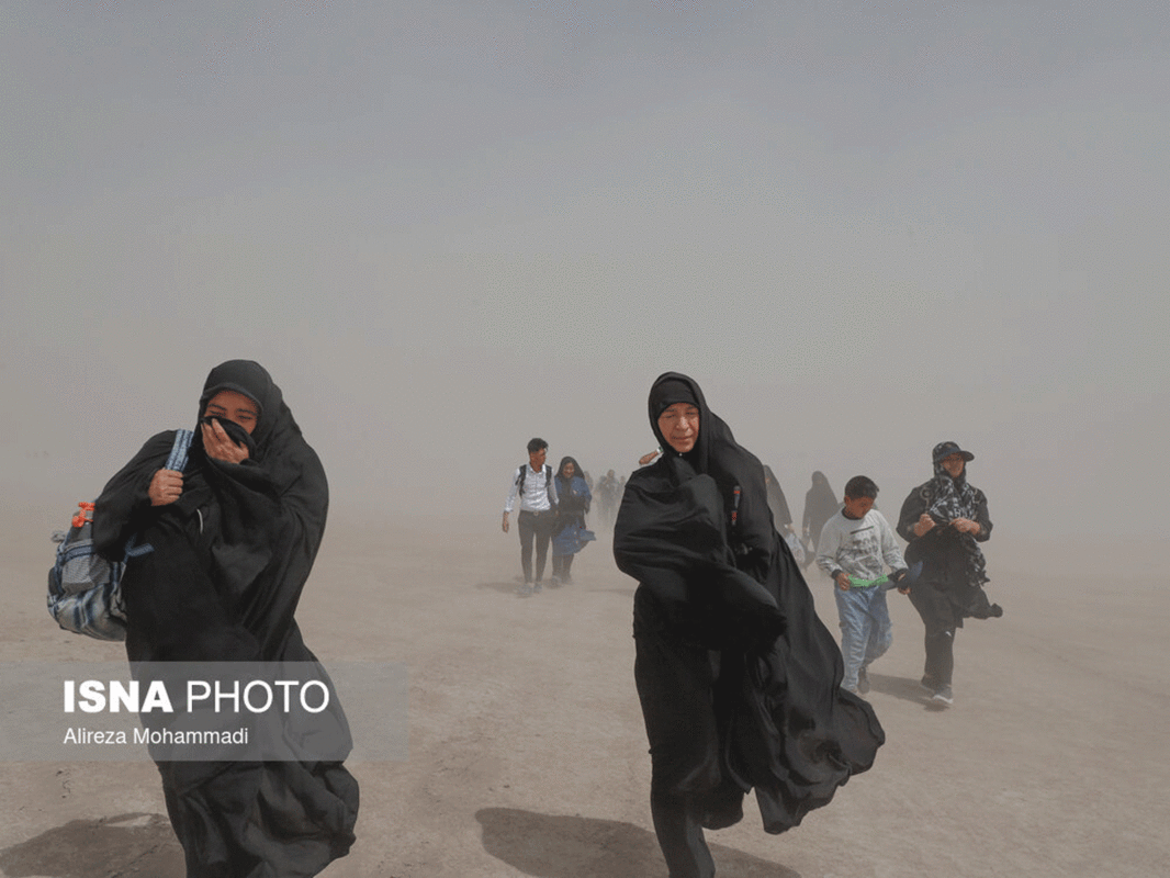 زوار ایرانی درگرد و غبار شلمچه