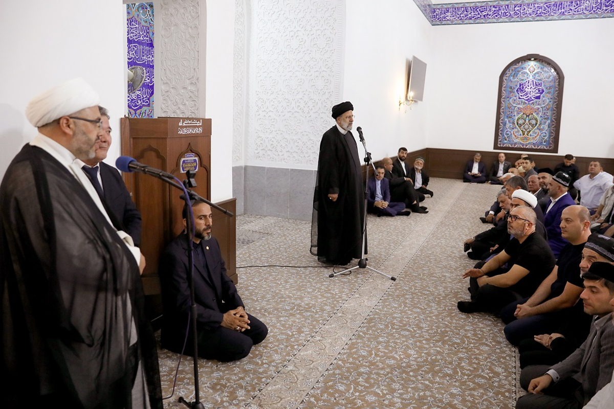 حضور رئیسی در مسجد اهل بیت رسول‌الله شهر سمرقند