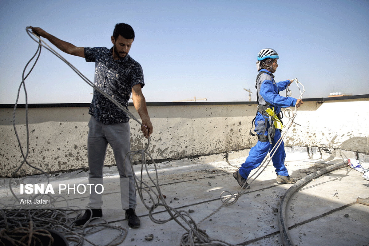 شغلی در میان زمین و هوا