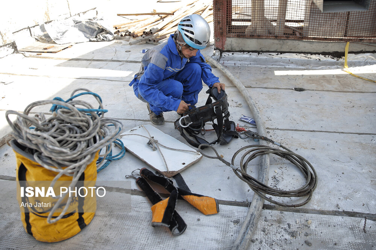 شغلی در میان زمین و هوا