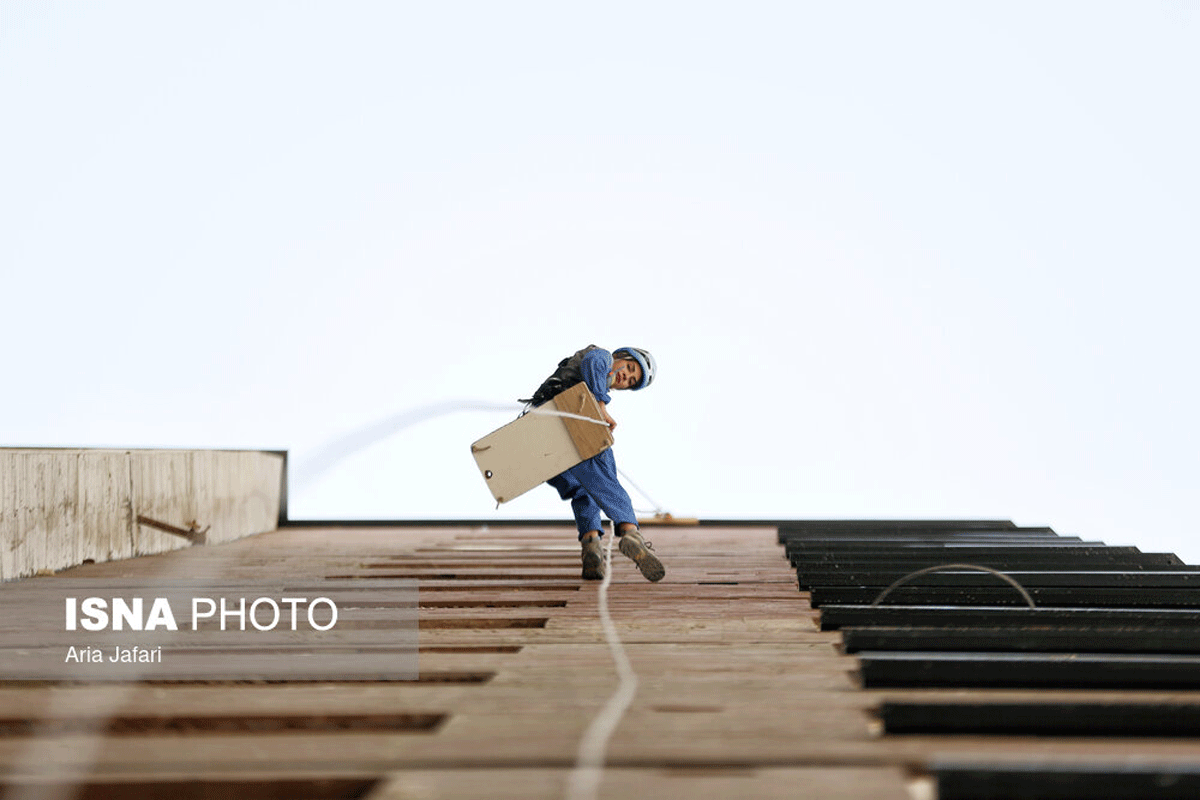 شغلی در میان زمین و هوا