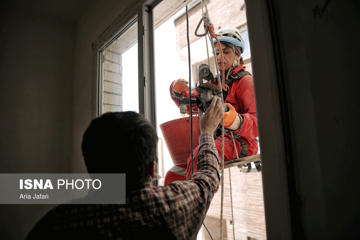 شغلی در میان زمین و هوا