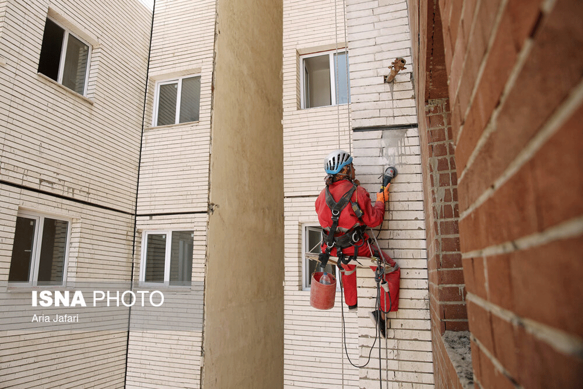 شغلی در میان زمین و هوا