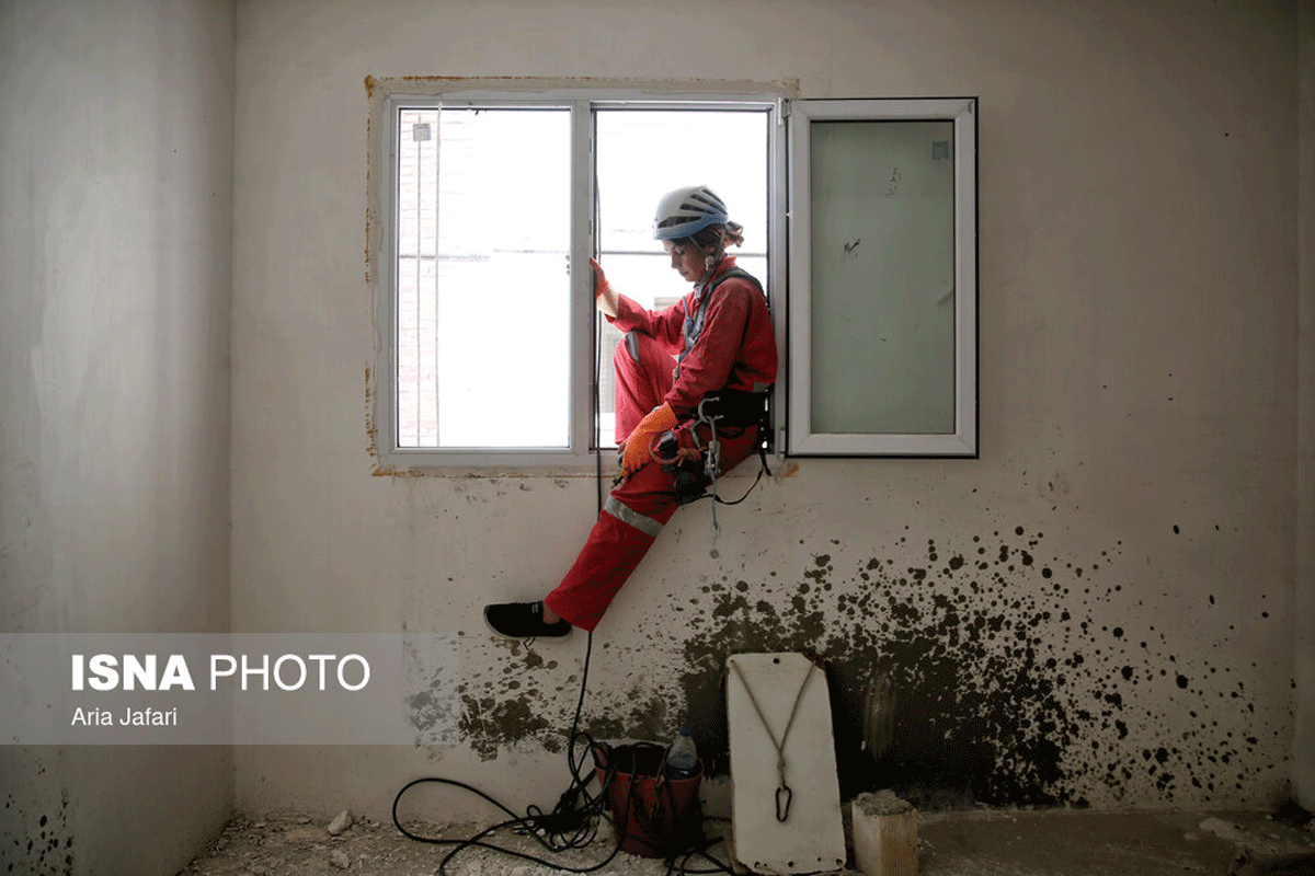 شغلی در میان زمین و هوا