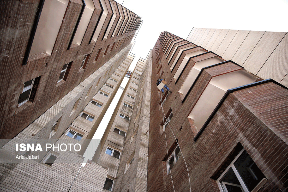 شغلی در میان زمین و هوا