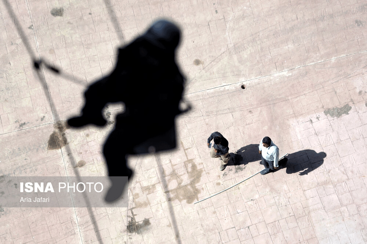 شغلی در میان زمین و هوا