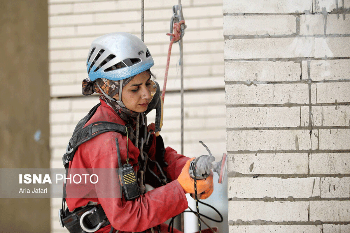 شغلی در میان زمین و هوا