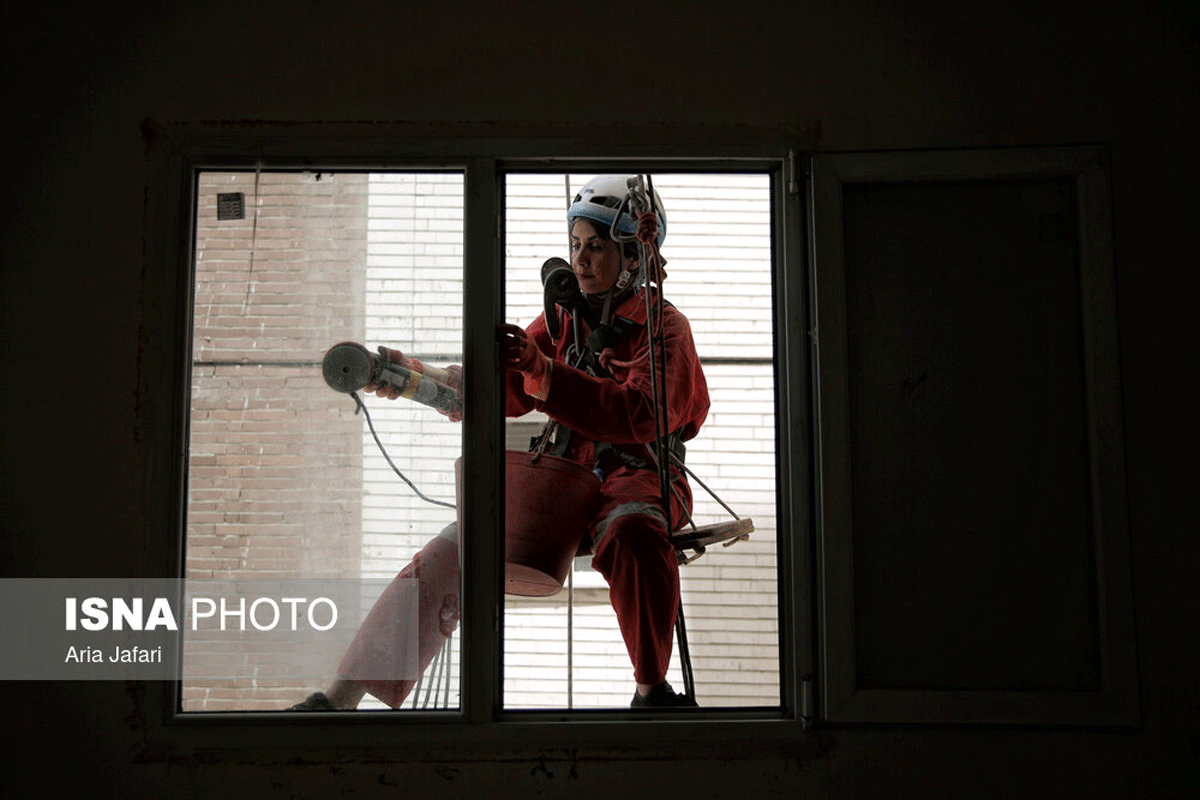 شغلی در میان زمین و هوا