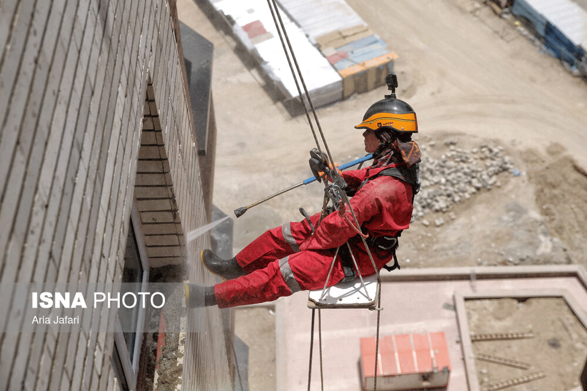 شغلی در میان زمین و هوا
