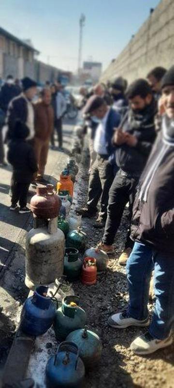 تصاویری از صف طولانی مردم برای پر کردن کپسول‌های گاز در مشهد