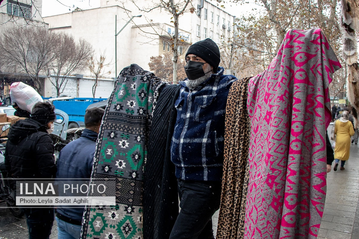 نان آواران ایران در برف و سرما در کف خیابان