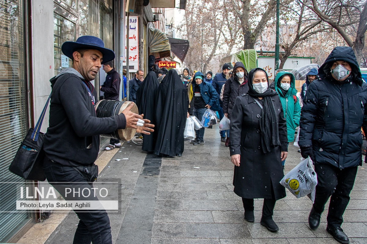 نان آواران ایران در برف و سرما در کف خیابان