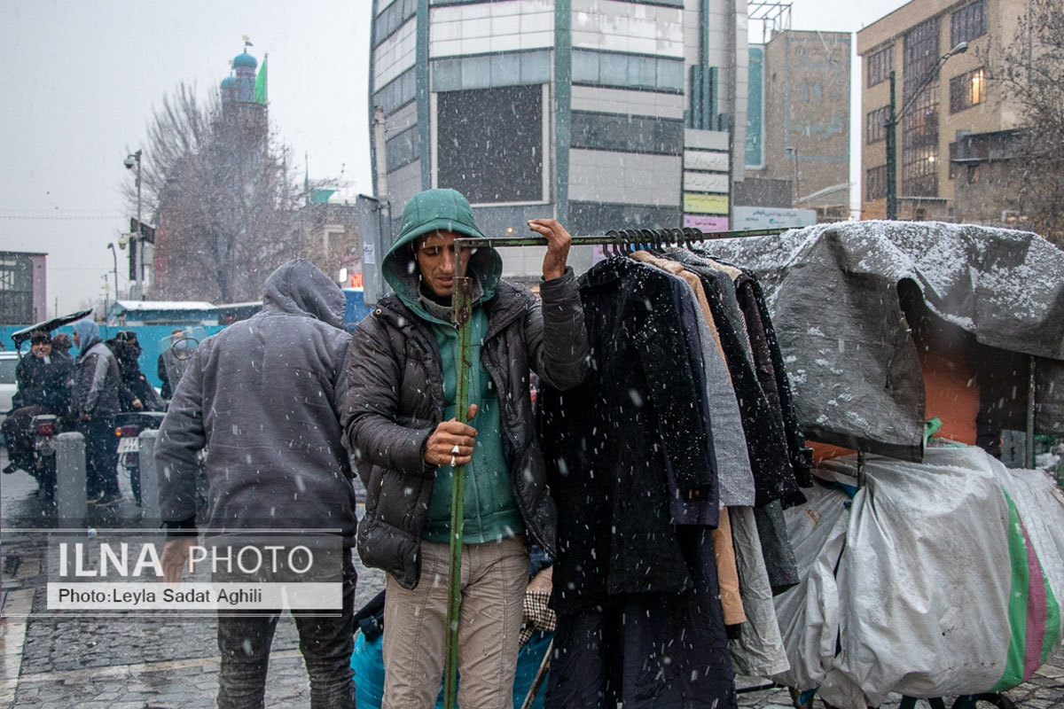 نان آواران ایران در برف و سرما در کف خیابان