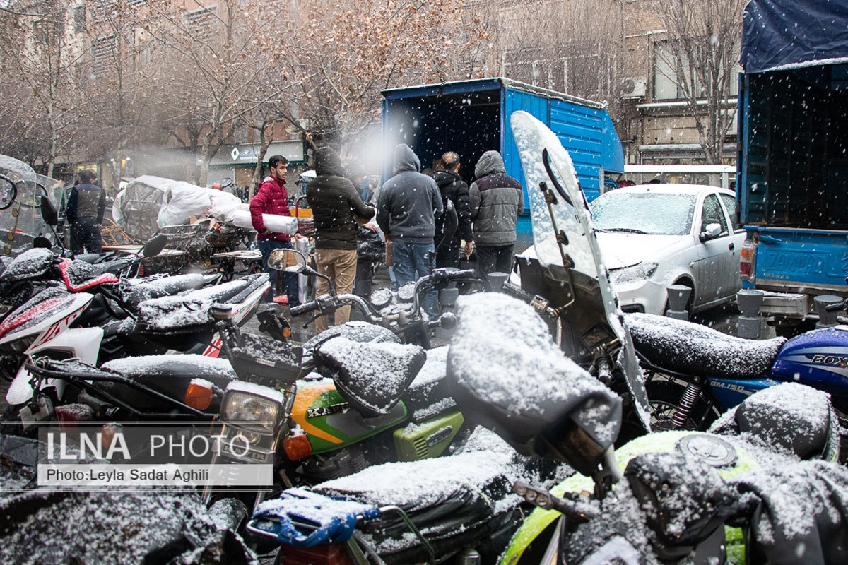 نان آواران ایران در برف و سرما در کف خیابان
