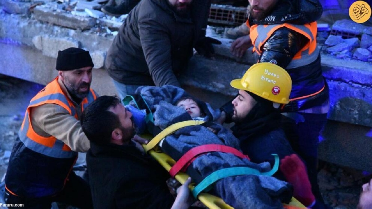 پیدا کردن دو قلو سالم از زیر اوار زلزله ترکیه پس از ۴۰ ساعت