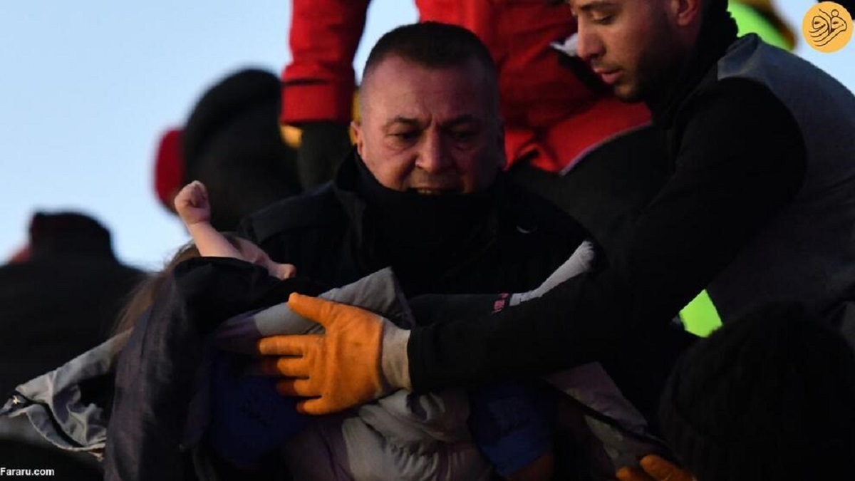 پیدا کردن دو قلو سالم از زیر اوار زلزله ترکیه پس از ۴۰ ساعت