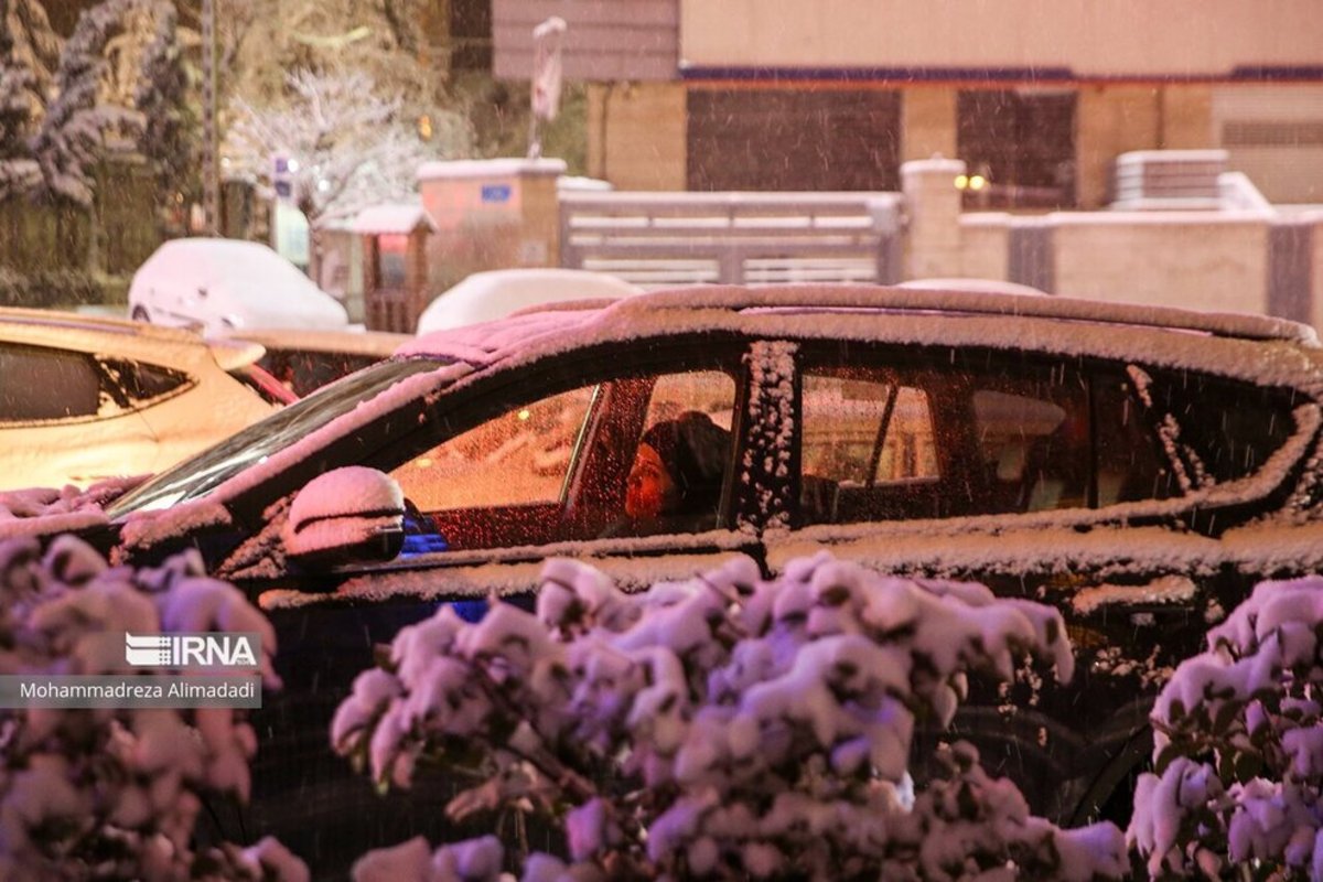 بارش برف وبحران های رو به رو در تهران بارش نعمت الهی و سپید پوش شدن مناظر شهری تهران در روز پنج شنبه (۲۰ بهمن ۱۴۰۱) باعث ل