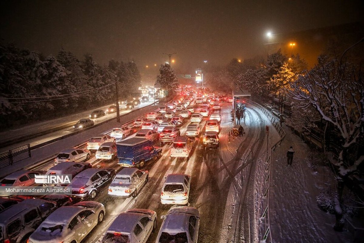 بارش برف وبحران های رو به رو در تهران بارش نعمت الهی و سپید پوش شدن مناظر شهری تهران در روز پنج شنبه (۲۰ بهمن ۱۴۰۱) باعث ل