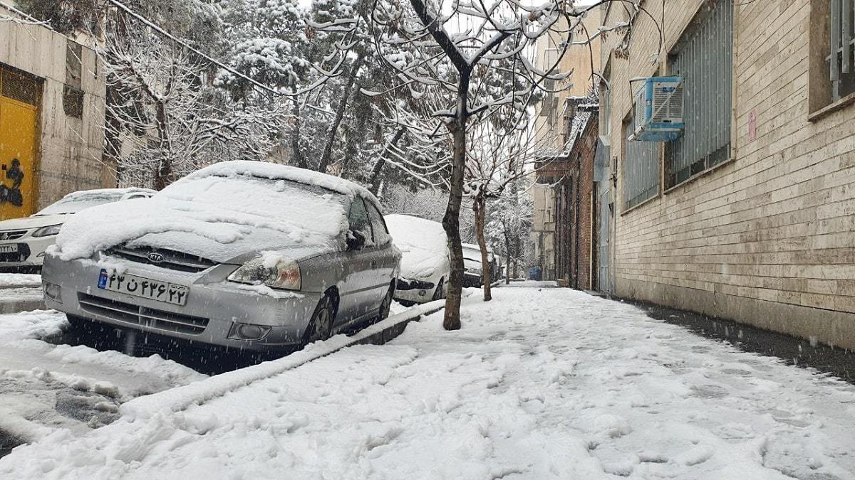 خیابان‌های تهران سفیدپوش شد