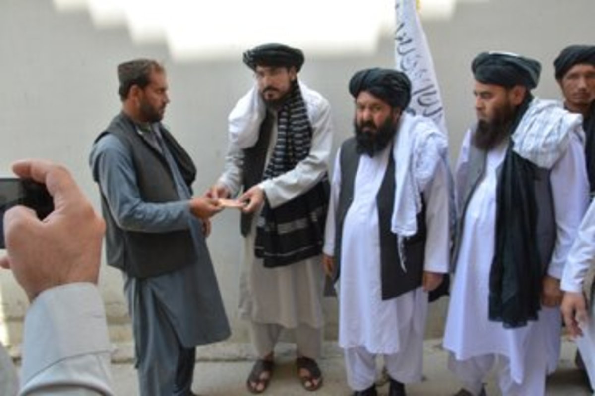 طالبان در حال توزیع دلار بین مردم افغانستان/عکس
